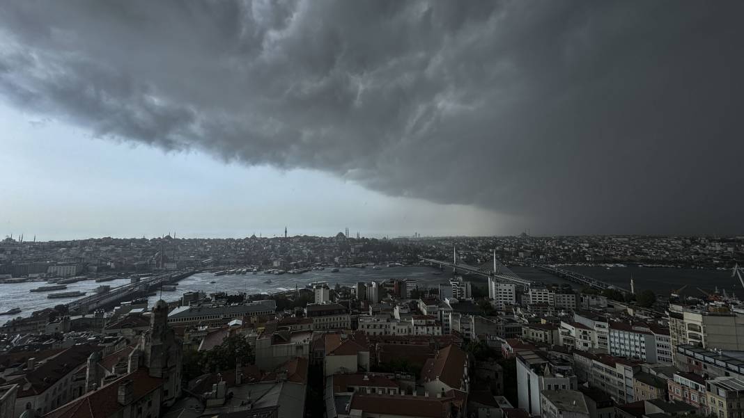 İstanbul'da sağanak hayatı felç etti! Araçlar sular altında kaldı 81